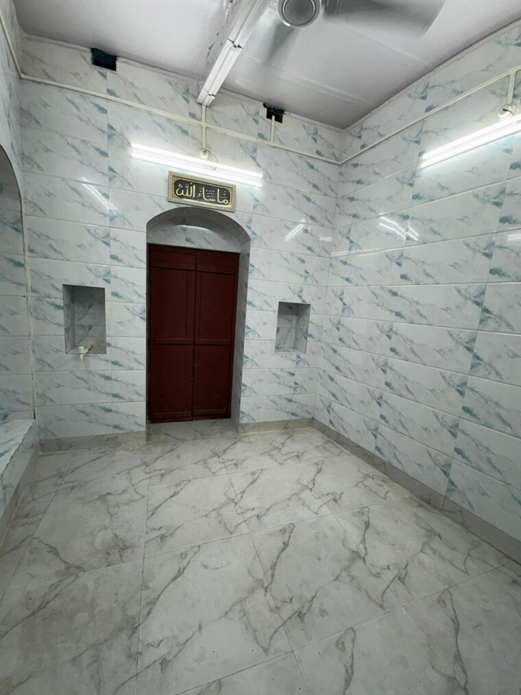 Bathroom, park street Commercial Showroom 2500 Sq.Ft. In Park Street Kolkata 9589696