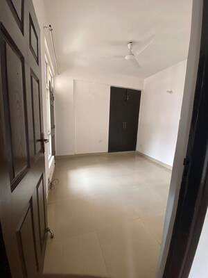 Room in 2 BHK Apartment at Supertech Cape Town, Sector 74 – for Rent