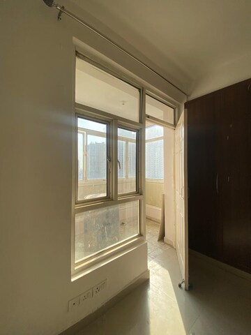 Room in 2 BHK Apartment at Supertech Cape Town, Sector 74 – for Rent