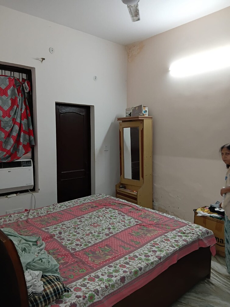 Bedroom, sector 31 2 Bedroom 200 Sq.Yd. Builder Floor In Sector 31 Faridabad 9589799