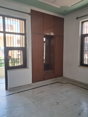 Room in 1 BHK Builder Floor at Sector 31 – for Rent