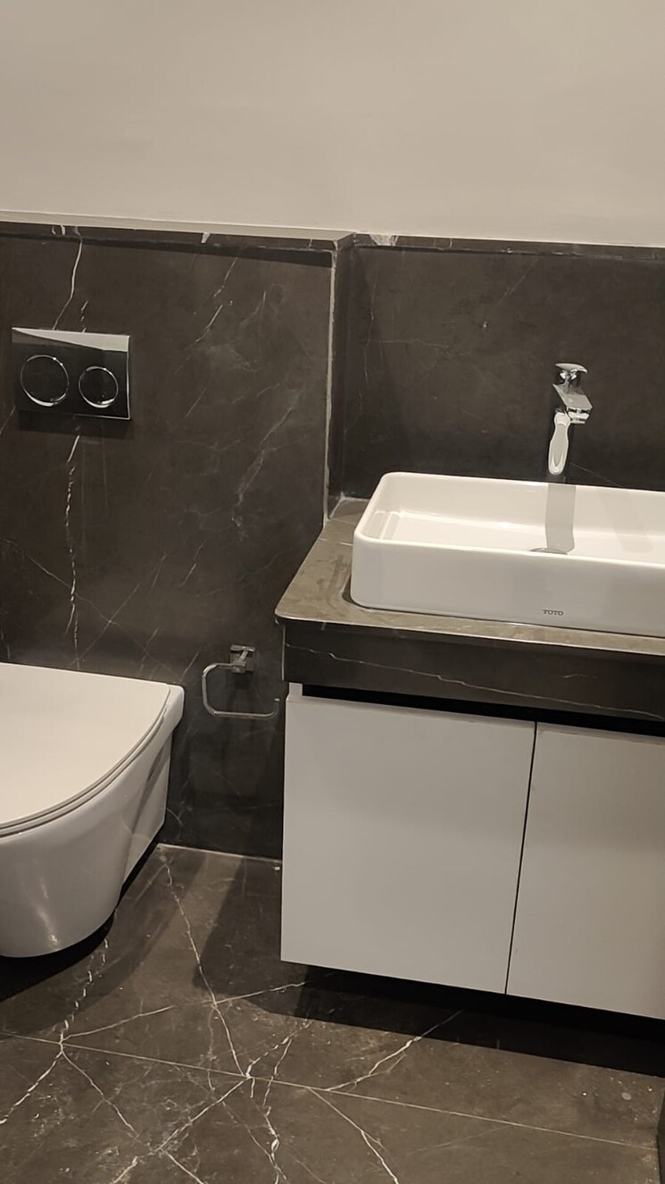 Bathroom, emaar-the-palm-springs 3 Bedroom 3050 Sq.Ft. Apartment In Sector 54 Gurgaon 9589858