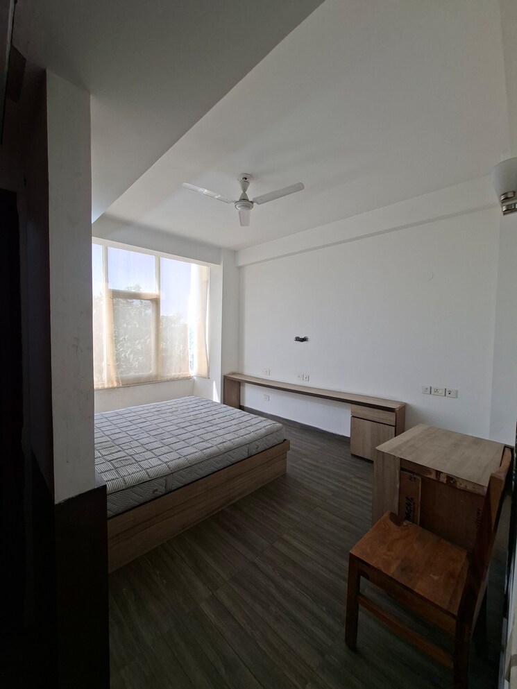 Balcony, sector 48 6+ Bedroom 450 Sq.Mt. Independent House In Sector 48 Noida 9589927