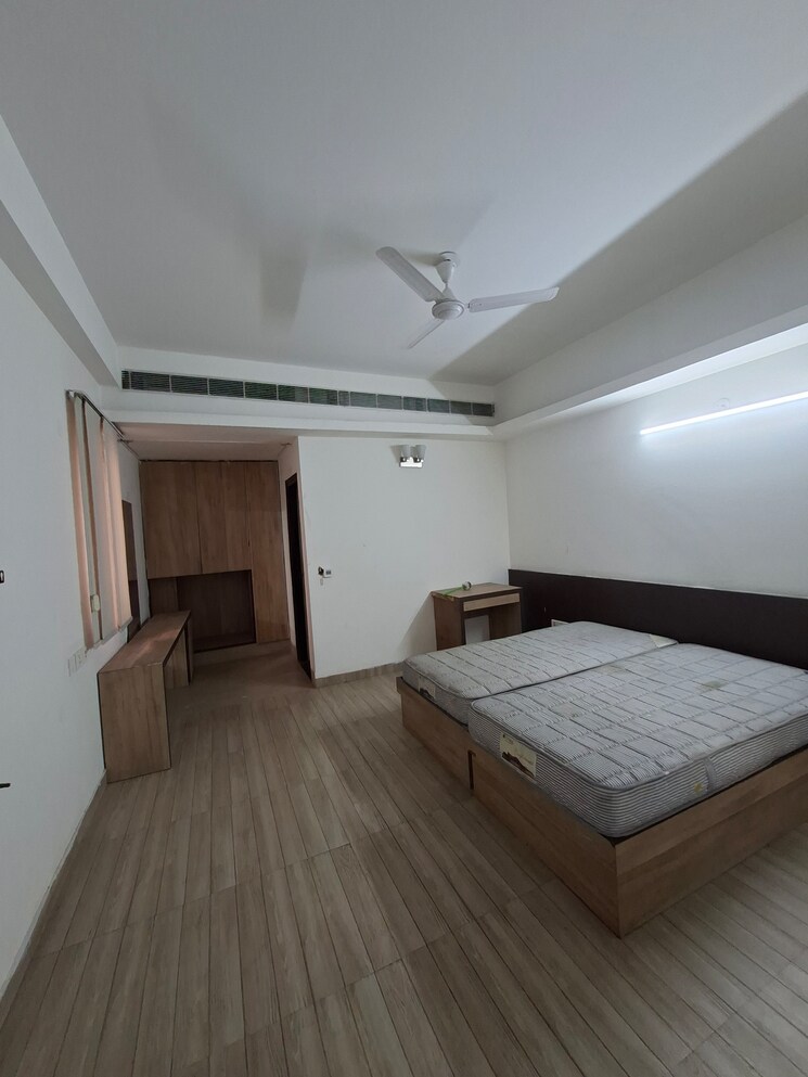 undefined, sector 48 6+ Bedroom 450 Sq.Mt. Independent House In Sector 48 Noida 9589927