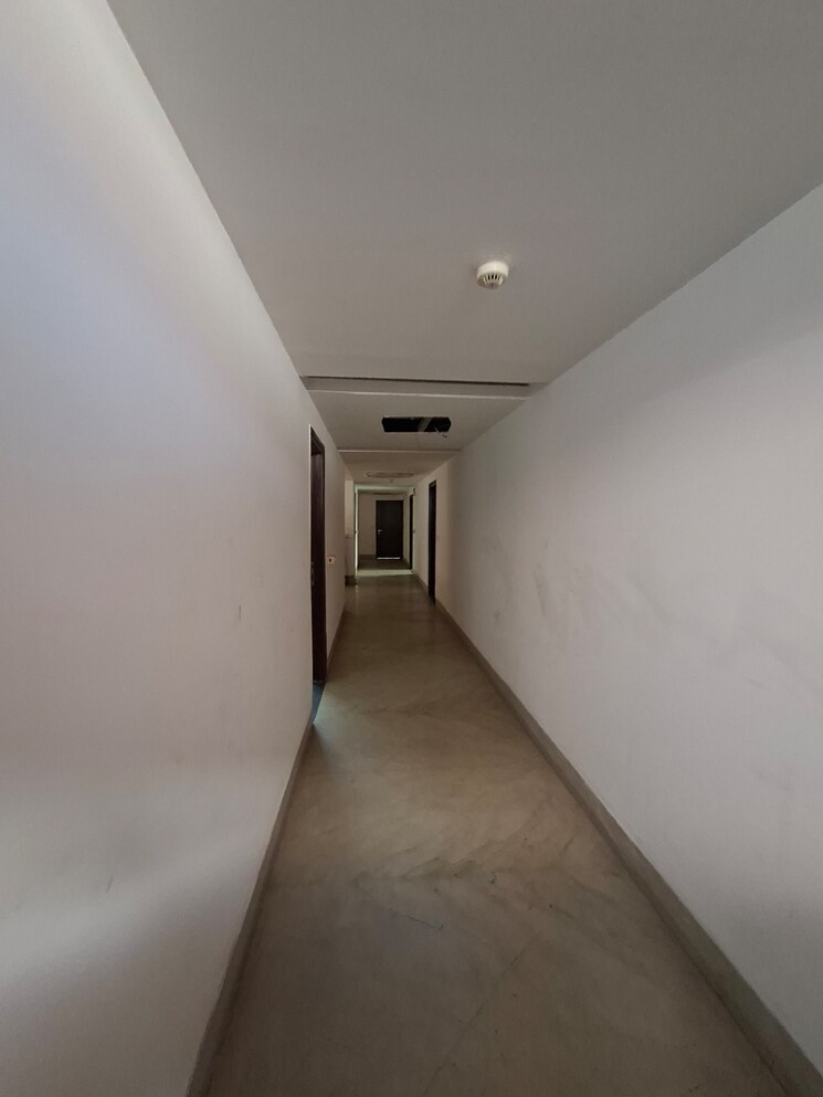 Room, sector 48 6+ Bedroom 450 Sq.Mt. Independent House In Sector 48 Noida 9589927