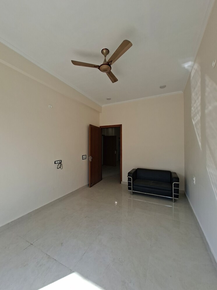 Room, rwa-apartments-sector-26 4 Bedroom 300 Sq.Mt. Builder Floor In Sector 26 Noida 9589954