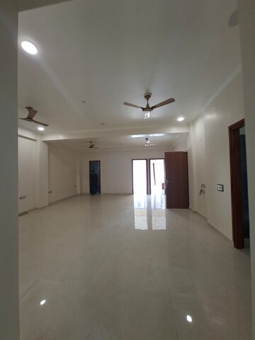 Building Lobby in 4 BHK Builder Floor at RWA Apartments Sector 26, Sector 26 – for Rent