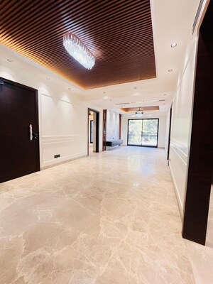 Room in 4 BHK Builder Floor at Unitech South City 1, South City 1 – for Rent