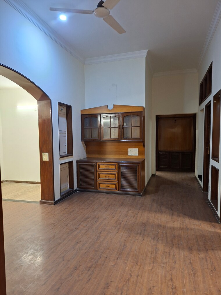 undefined, rwa-apartments 3 Bedroom 250 Sq.Mt. Independent House In Sector 31 Noida 9589970