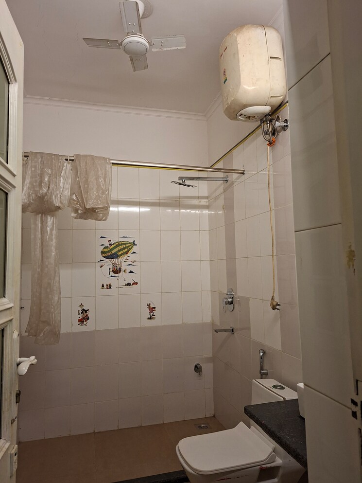 Bathroom, rwa-apartments 3 Bedroom 250 Sq.Mt. Independent House In Sector 31 Noida 9589970