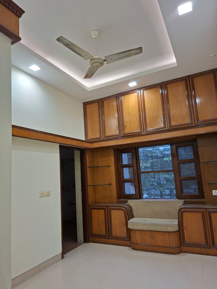 undefined, rwa-apartments 3 Bedroom 250 Sq.Mt. Independent House In Sector 31 Noida 9589970