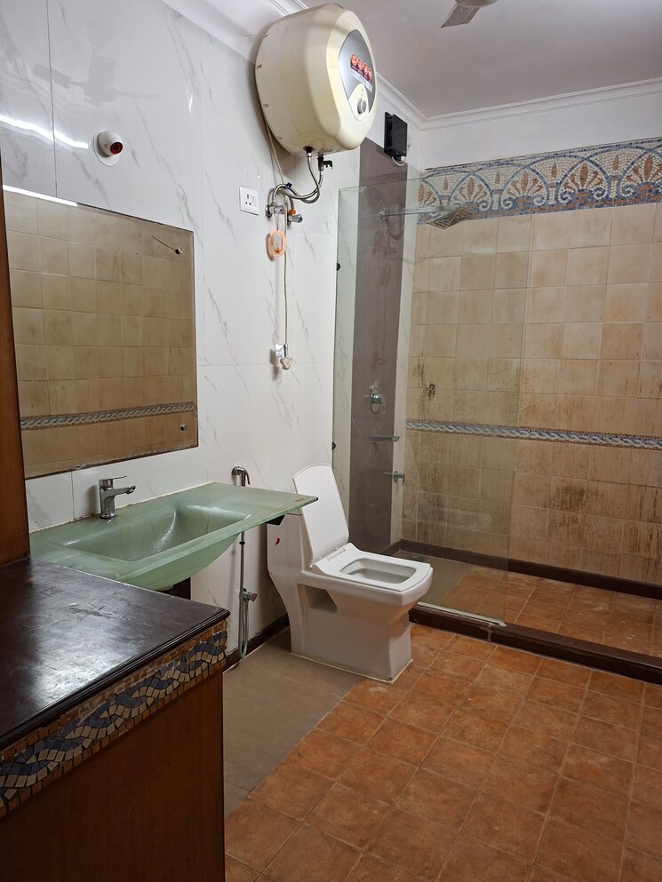 Bathroom, rwa-apartments 3 Bedroom 250 Sq.Mt. Independent House In Sector 31 Noida 9589970