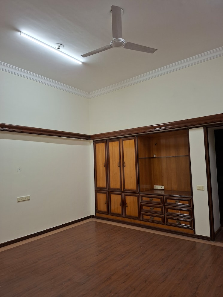 undefined, rwa-apartments 3 Bedroom 250 Sq.Mt. Independent House In Sector 31 Noida 9589970