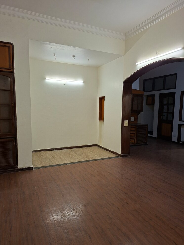 undefined, rwa-apartments 3 Bedroom 250 Sq.Mt. Independent House In Sector 31 Noida 9589970