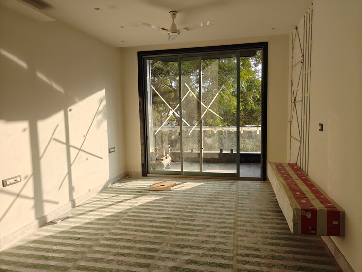 Room, model town phase 2 4 Bedroom 475 Sq.Yd. Builder Floor In Model Town Phase 2 Delhi 9590111