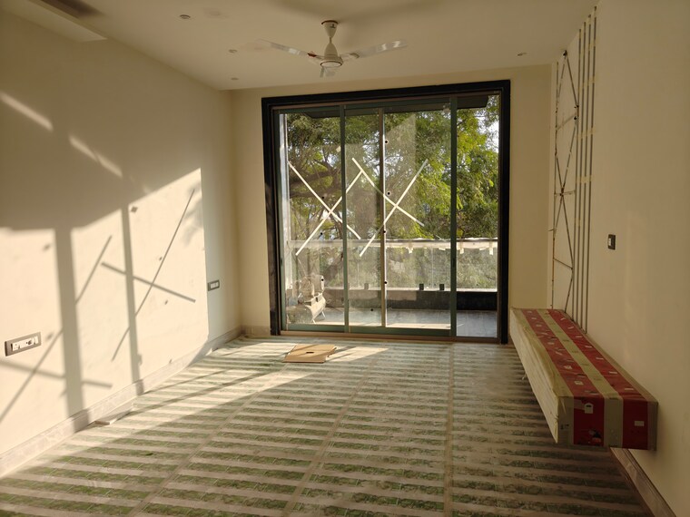 Room, model town phase 2 4 Bedroom 475 Sq.Yd. Builder Floor In Model Town Phase 2 Delhi 9590111