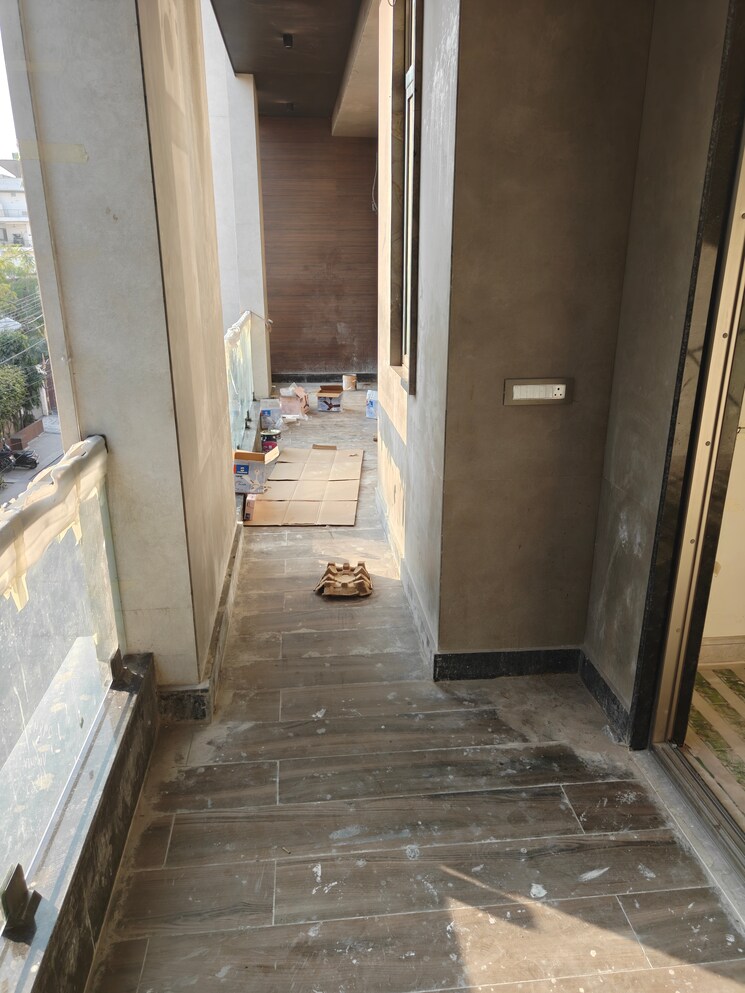 Balcony, model town phase 2 4 Bedroom 475 Sq.Yd. Builder Floor In Model Town Phase 2 Delhi 9590111