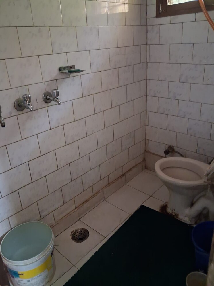 Attached Bathroom, mayur vihar phase 1 3 Bedroom 1500 Sq.Ft. Apartment In Mayur Vihar Phase 1 Delhi 9590191