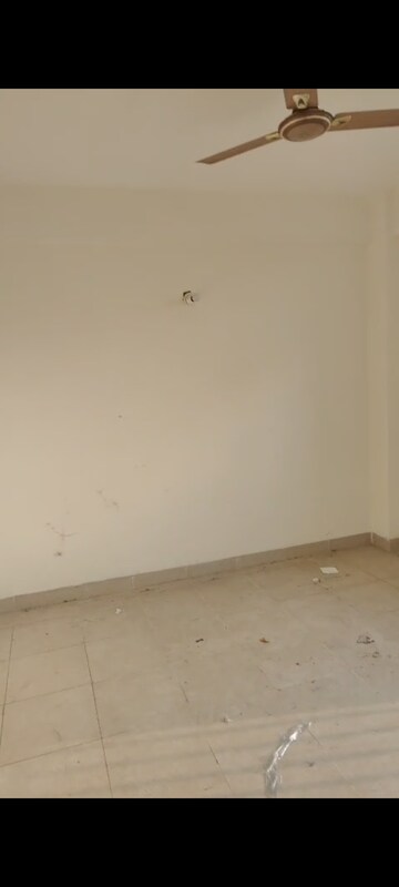 Room in 2 BHK Apartment at Wave City, Wave City – for Rent