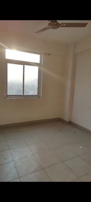 Room in 2 BHK Apartment at Wave City, Wave City – for Rent