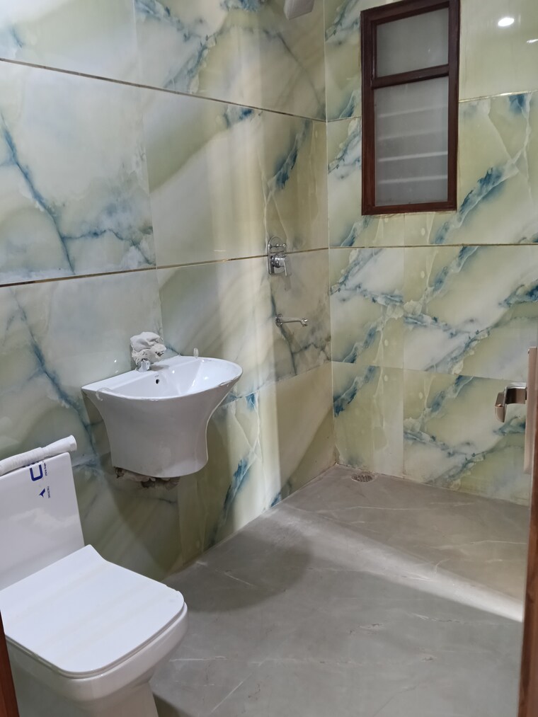 Bathroom, shyam park extension 3 Bedroom 125 Sq.Yd. Builder Floor In Shyam Park Extension Ghaziabad 9590352