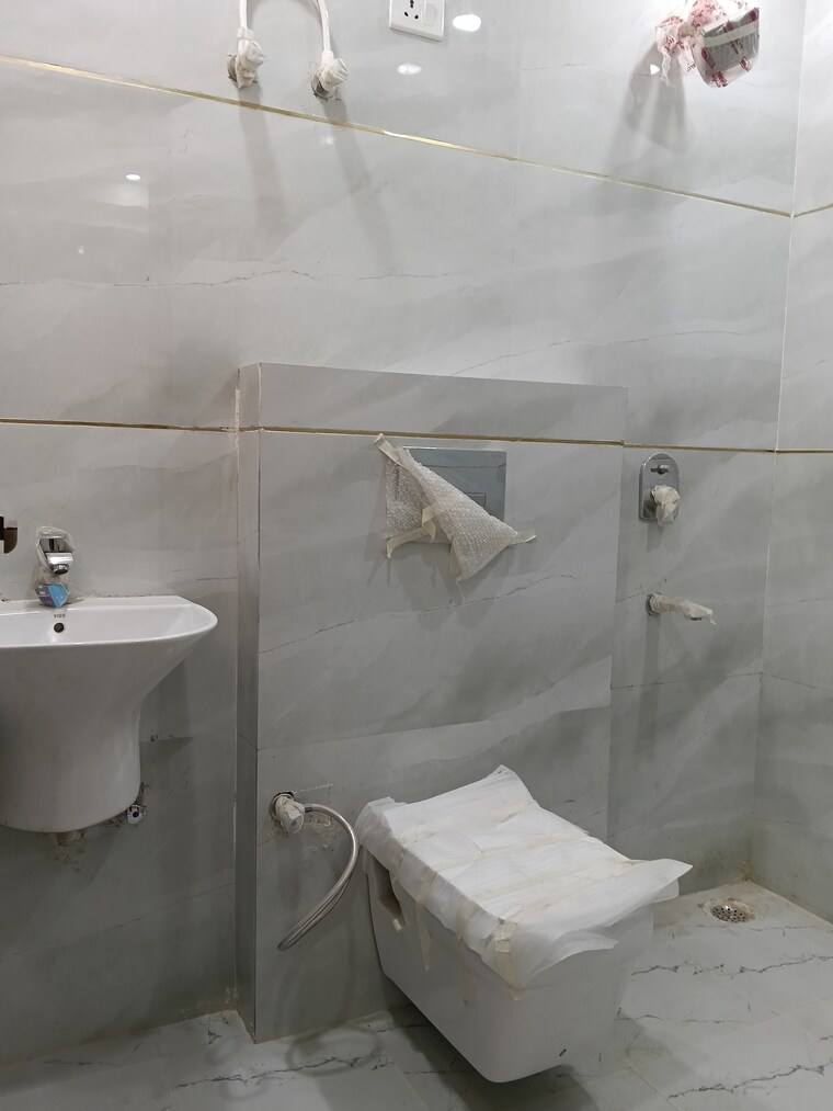 Bathroom, shyam park extension 3 Bedroom 125 Sq.Yd. Builder Floor In Shyam Park Extension Ghaziabad 9590352