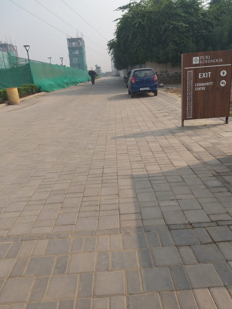  Parking, bptp-parklands  250 Sq.Yd. Plot In Sector 76 Faridabad 9590327