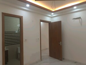 Room in 3 BHK Builder Floor at Green Fields Colony – for Rent