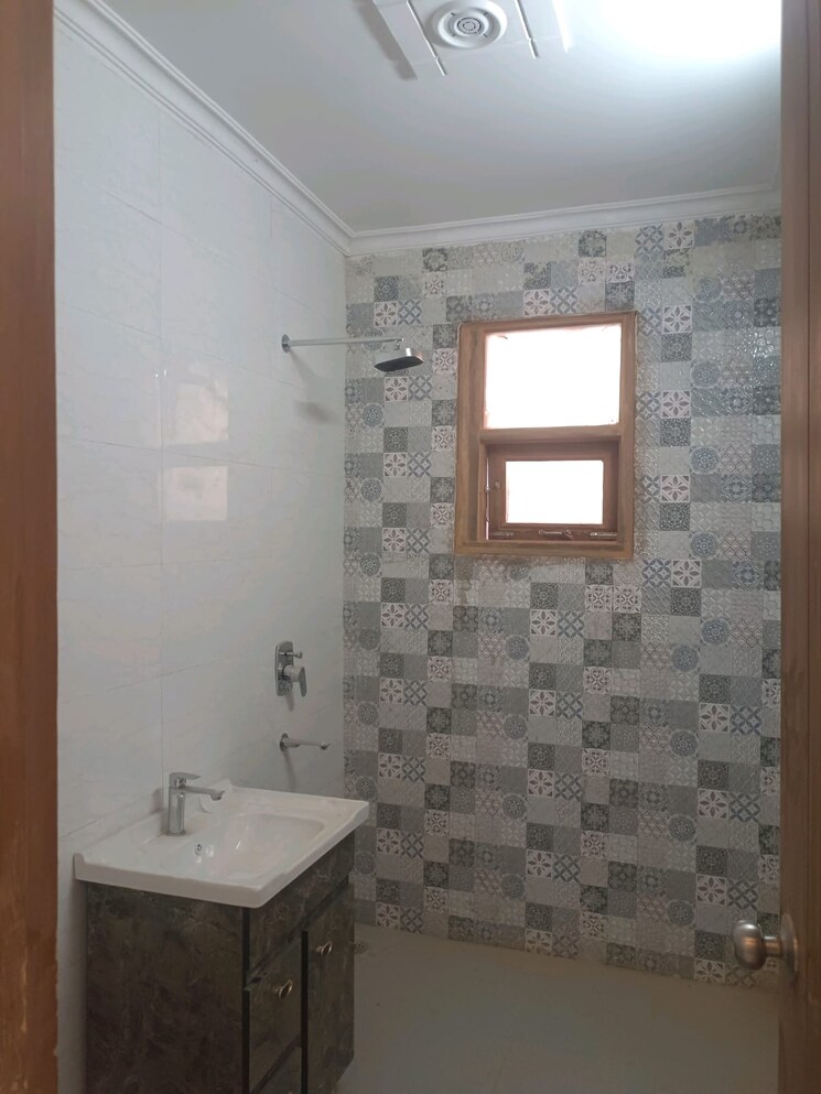 Bathroom, green fields colony 3 Bedroom 1800 Sq.Ft. Builder Floor In Green Fields Colony Faridabad 9590498