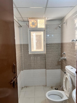 Bathroom in 2 BHK Apartment at Unitech Heritage City, Sector 25 – for Sale