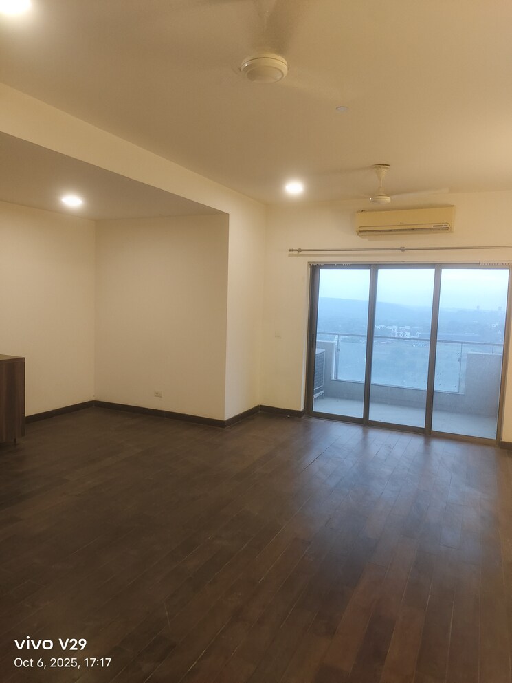Room, dlf-the-pinnacle 4 Bedroom 3950 Sq.Ft. Apartment In Dlf Phase V Gurgaon 9590691