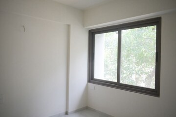 Room in 4 BHK Apartment at Navrangpura – for Rent