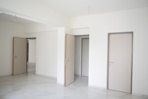 Room in 4 BHK Apartment at Navrangpura – for Rent