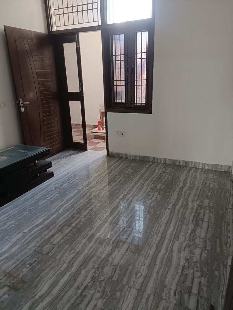 Room, sector 116 2 Bedroom 1000 Sq.Ft. Independent House In Sector 116 Noida 9591038