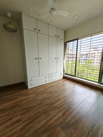 Room in 2 BHK Apartment at Diago Apartment, Pali Hill – for Rent