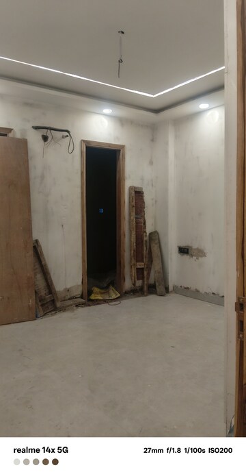 Building Lobby in 3 BHK Builder Floor at Bptp Park Sentosa, Sector 77 – for Sale