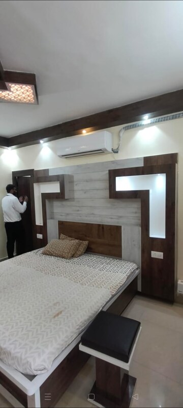 Bedroom in 3.5 BHK Apartment at Jankipuram – for Rent