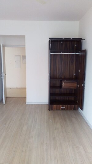 Room in 3 BHK Apartment at DLF The Skycourt, Sector 86 – for Rent