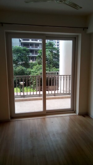 Room in 3 BHK Apartment at DLF The Skycourt, Sector 86 – for Rent