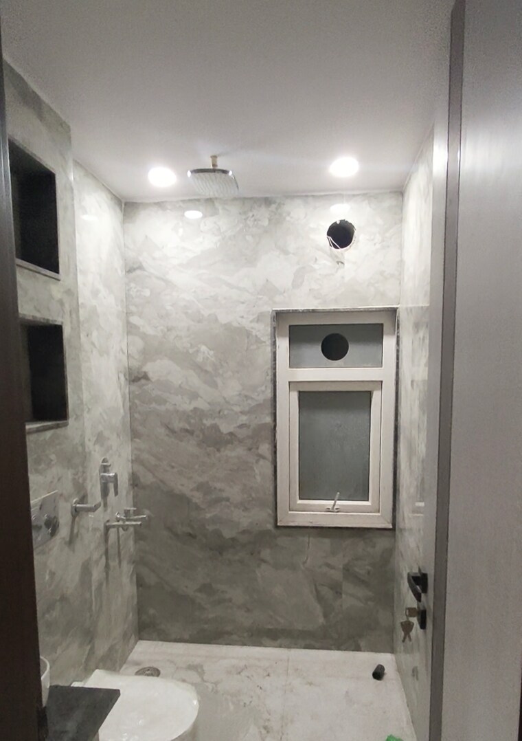 Bathroom, kanhiya nagar 3 Bedroom 200 Sq.Yd. Builder Floor In Kanhiya Nagar Delhi 9591628
