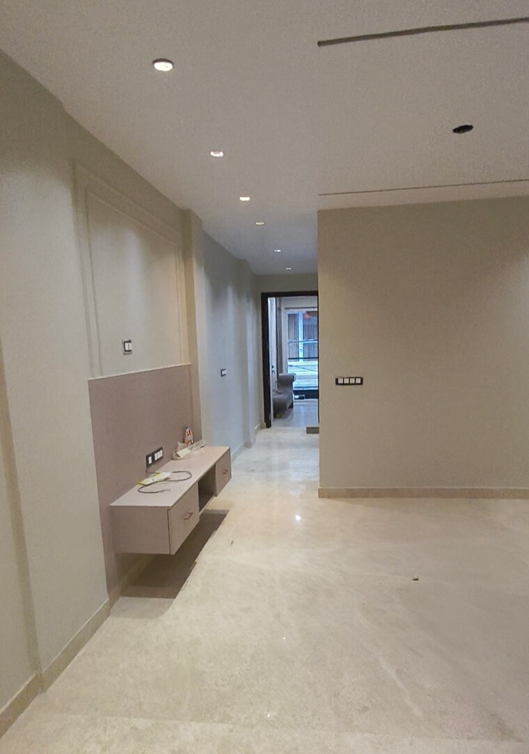 Room, kanhiya nagar 3 Bedroom 200 Sq.Yd. Builder Floor In Kanhiya Nagar Delhi 9591628