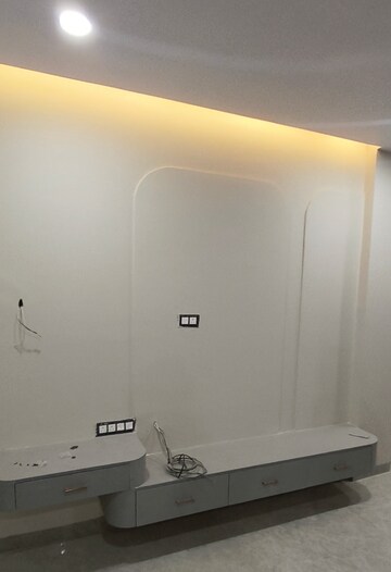 Furnished Amenities in 3 BHK Builder Floor at Kanhiya Nagar – for Sale