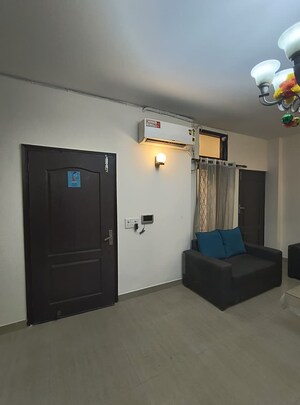 Room in 3.5 BHK Builder Floor at Sector 52 – for Rent