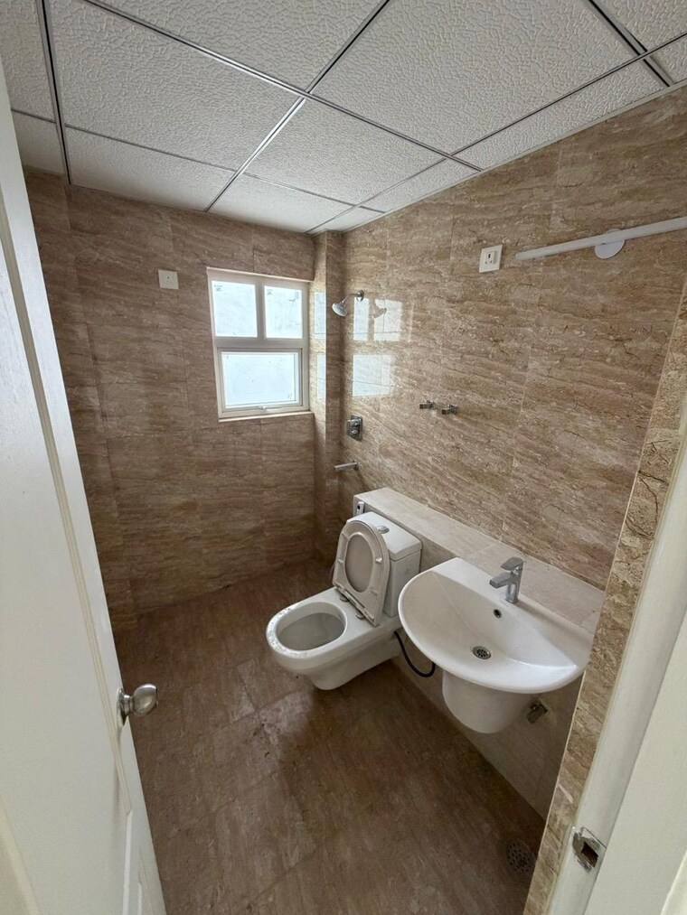 Bathroom, shree-vardhman-victoria 3.5 Bedroom 2400 Sq.Ft. Apartment In Sector 70 Gurgaon 9591706