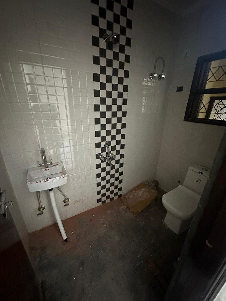 Bathroom, sultanpur 1 Bedroom 400 Sq.Ft. Apartment In Sultanpur Delhi 9591828