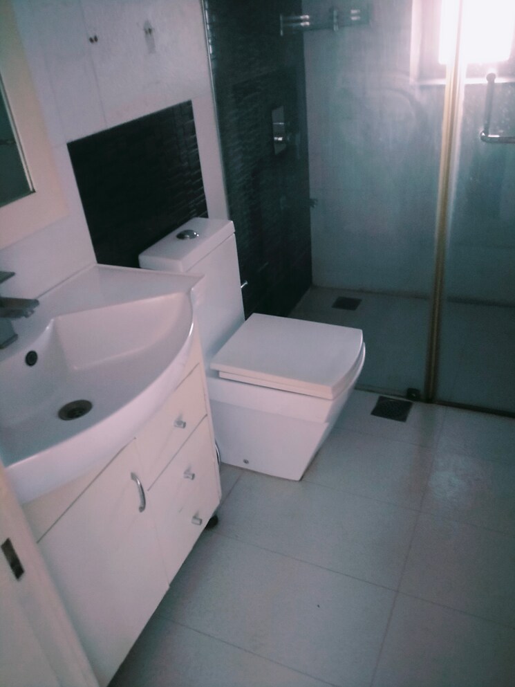 Bathroom, unitech-uniworld-city 3 Bedroom 2368 Sq.Ft. Apartment In Sector 30 Gurgaon 9591894