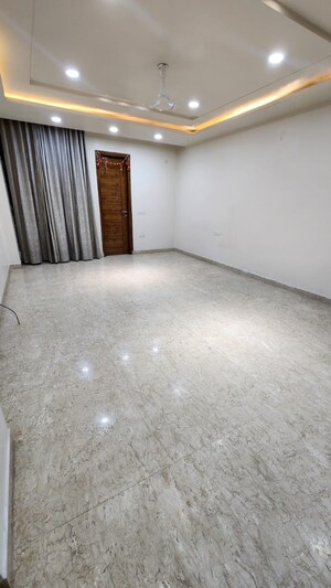 Room in 3 BHK Builder Floor at Uppal Southend, Sector 49 – for Rent