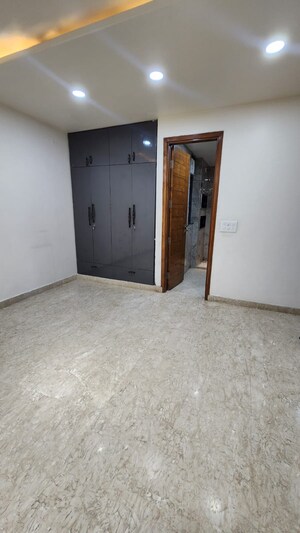 Room in 3 BHK Builder Floor at Uppal Southend, Sector 49 – for Rent