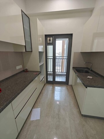 Room in 3 BHK Apartment at Enpar Lotus 101 Worli Residences, Lower Parel – for Rent