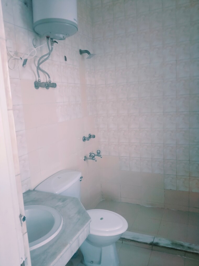 Bathroom, raheja-atlantis 3 Bedroom 2311 Sq.Ft. Apartment In Sector 31 Gurgaon 9591983